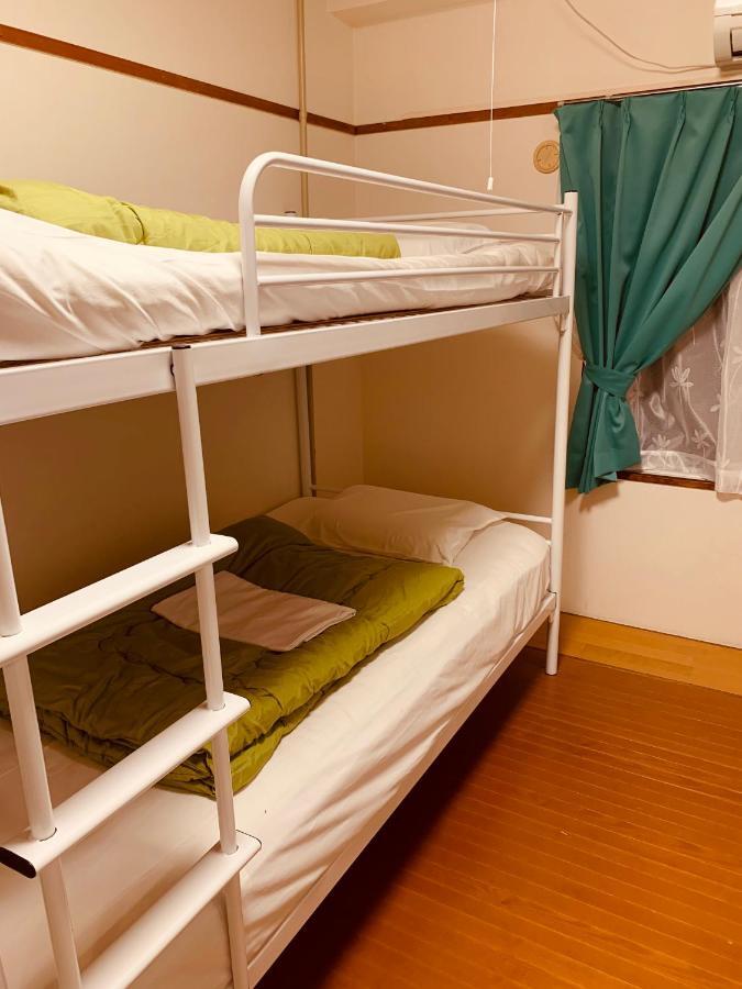 Guesthouse Shiawase Eki Fukuoka  Exteriör bild