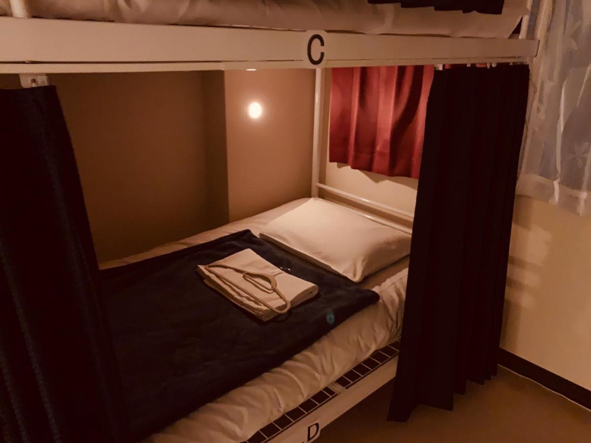 Guesthouse Shiawase Eki Fukuoka  Exteriör bild